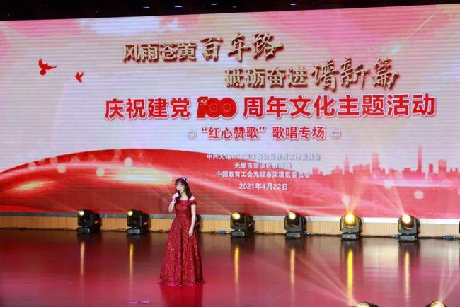 狗狗的头上和脚上有一点秃，是皮肤病吗？要喷什么药？讲解详细。