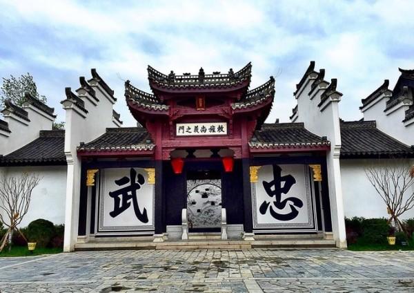 求一部国产战争题材剧名：一位将军在作战指挥部，不断听取着战损报告，然后发布作战命令。游戏画面
